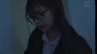 无毛业余爱好者用巨大的阴茎填满她的大阴户